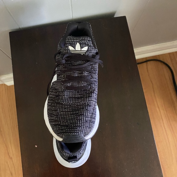 Boys Adidas size 5 excellent condition black and white - Picture 1 of 5